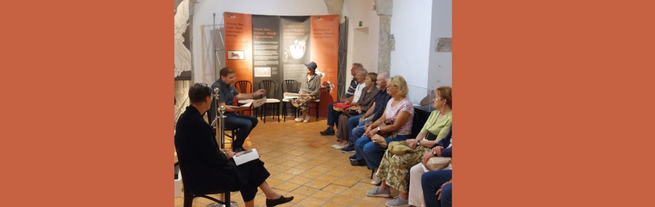 Predavanje Freisinski skofi med zgodovinskim in mitoloskim izrocilom v Stebriscni dvorani Mestne hise Kranj