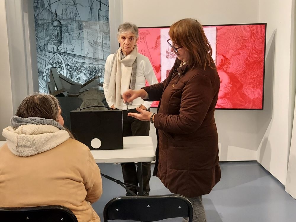 Snježana Karinja explaining archaeological objects