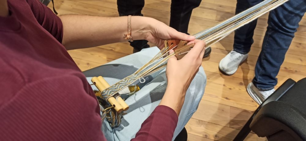 Demonstration of weaving a belt with an Iron Age geometric pattern of a seated meander