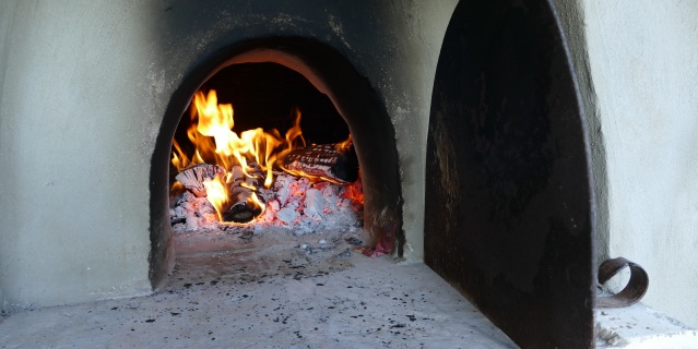 Racconti delle saline accanto al forno a legna e allo schermo cinematografico