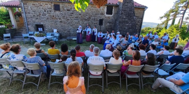 Vaški praznik pred Tonino hišo